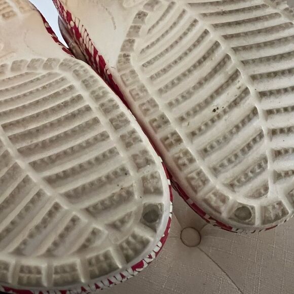 Crocs Red Patterned Clogs kids 4 - Picture 9 of 9